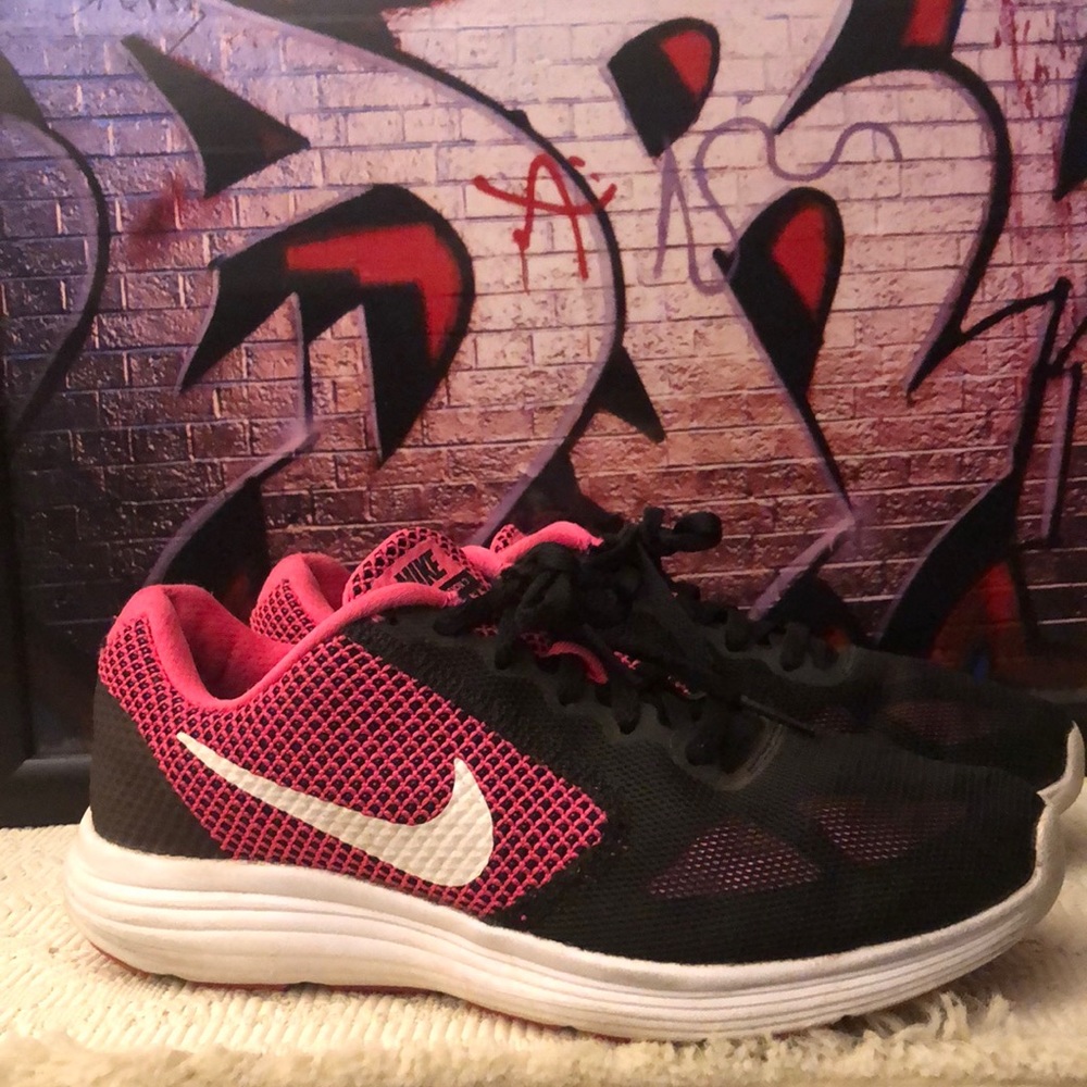 Pink & Black Nike Athletic Women’s Mesh Revolution Running Sneakers!Worn ONLY 4X